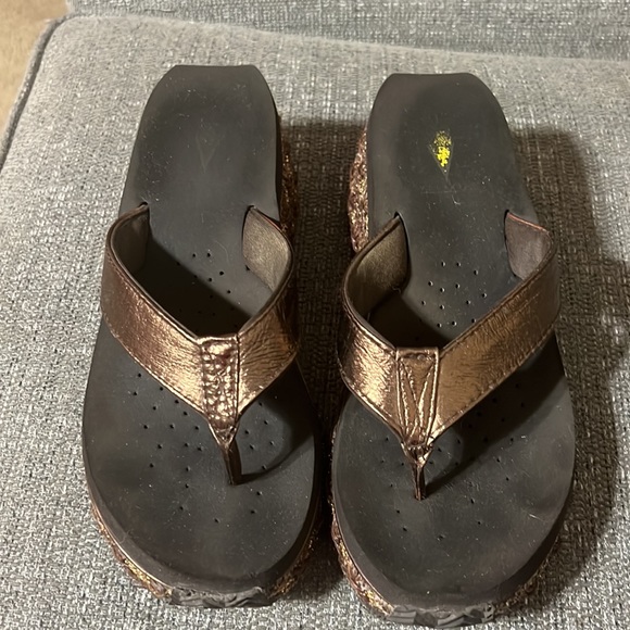 VOLATILE Women's Flip Flop Wedge Sandal. Size 8 - Picture 6 of 7